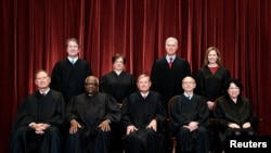 존 로버츠(앞줄 가운데) 대법원장을 비롯한 미 대법원 구성원들. 뒷줄 오른쪽이 가장 근래 합류한 에이미 코니 배럿 대법관.