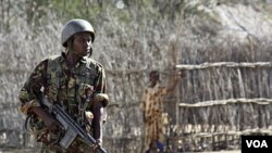 Seorang tentara Kenya berjaga-jaga di wilayah dekat perbatasan Kenya-Somalia, di mana kelompok militan asl-Shabab aktif melakukan serangan.