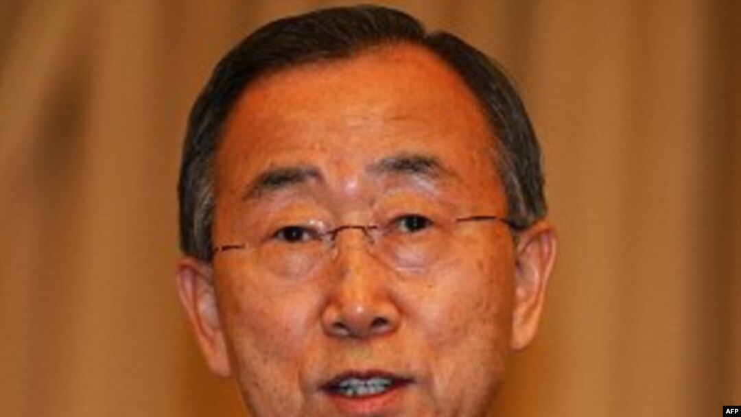 Tổng thư ký Liên Hiệp Quốc Ban Ki-moon trong 1 cuộc họp báo tại tòa nhà chính phủ ở Bangkok, Thái Lan, 16/11/2011