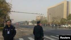 Police stand guard in front of the Shanxi Provincial Communist Party office building after explosions in Taiyuan, Shanxi Province, Nov. 6, 2013.