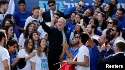 Benny Gantz berfoto selfie dengan para pendukung Partai Biru dan Putih di Tel Aviv, Israel, Senin, 8 April 2019.