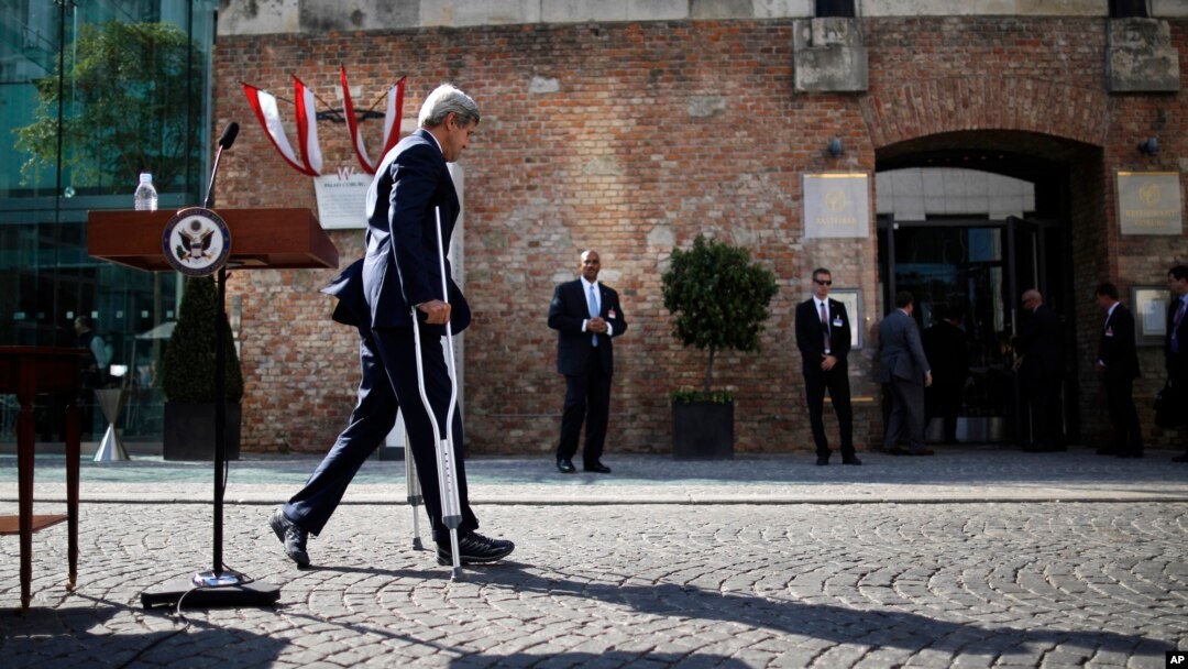 El secretario de Estado de EE.UU., John Kerry, deja el podio después de presentar una declaración sobre las conversaciones con Irán en Viena, Austria, el domingo, 5 de julio de 2015.
