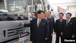 朝鲜领导人金正恩参观机械设备展