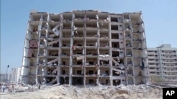ساختمان الخُبَر در عربستان سعودی که در پی انفجار یک کامیون حامل مواد منفجره تخریب شد