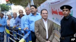 ژماریه‌ک هاوڵاتی له‌ به‌رده‌م بنکه‌یه‌کی ده‌نگداندا ڕیزیان به‌سـتووه‌ له‌ قاهیره‌ی پایته‌ختی میسر، یه‌کشه‌ممه‌ 5 ی دوازده‌ی 2010