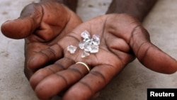 An illegal diamond dealer from Zimbabwe displays diamonds for sale in Manica, near the border with Zimbabwe, September 19, 2010. (File Photo)