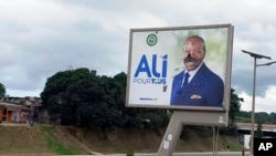 Photo d’archives) Un panneau d'affichage dégradé de l’ex-président gabonais Ali Bongo Ondimba - renversé le 30 août 2023 par un putsch militaire – à Libreville, au Gabon, le mercredi 30 août 2023. (AP Photo/Yves Laurent) 