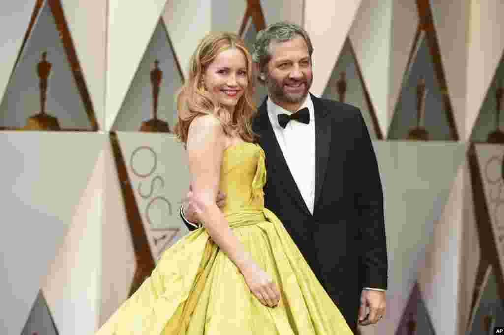 Leslie Mann, left, and Judd Apatow arrive at the Oscars on Feb. 26, 2017, at the Dolby Theatre in Los Angeles. 