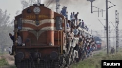 Para penumpang berdesakan naik kereta api di kota Loni, negara bagian Uttar Pradesh (Foto: dok). 