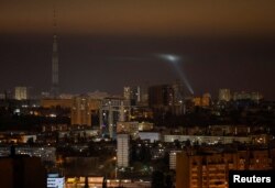 El personal militar ucraniano utiliza un reflector mientras busca drones en el cielo de la ciudad durante un ataque con drones rusos, en medio del ataque de Rusia a Ucrania, en Kiev, Ucrania, el 25 de octubre de 2024.