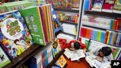 Anak-anak membaca buku komik di pameran buku di Kuala Lumpur, Malaysia, Kamis, 9 September 2010. (Foto: AP/Lai Seng Sin)