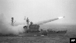 Tàu chiến Trung Quốc phóng tên lửa trong một cuộc tập trận ở Biển Đông (Ảnh tư liệu).