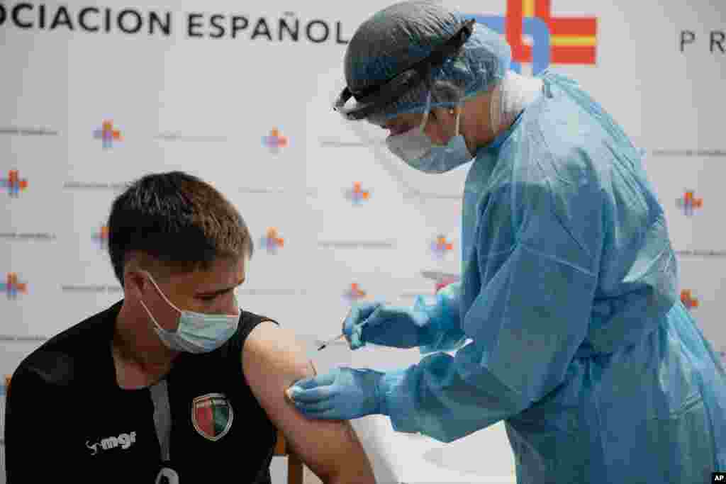 تزریق واکسن کرونای سینوواک چین به بازیکنان فوتبال در استادیومی در مونته‌ویدئو، اوروگوئه
