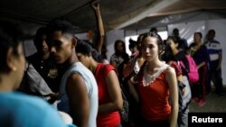 En esta imagen de archivo migrantes venezolanos hacen fila en un centro de vacunación en la frontera Peruano-Ecuatoriana. Perú, junio 14 de 2019. 