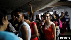 ARCHIVO - Migrantes venezolanos hacen fila en un centro de vacunación en la frontera entre Perú y Ecuador. del lado peruano, en junio de 2019.