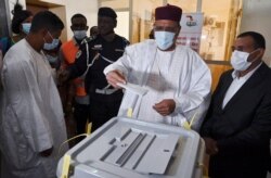 Niger's presidential candidate Mohamed Bazoum (C) prepares to cast his vote at the polling station during Niger's election runoff, in Niamey, Feb. 21, 2021.