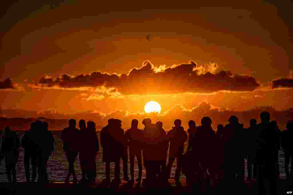 People gather at Southern Beach of Chigasaki to watch the sunrise on New Year&#39;s Day in Kanagawa Prefecture, southwest of Tokyo.