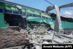 Bangunan ambruk terlihat di Desa Klatanlo, Kabupaten Flores Timur, Nusa Tenggara Timur, pada 4 November 2024, pascaerupsi Gunung Lewotobi Laki-Laki. (Foto: Arnold Welianto/AFP)