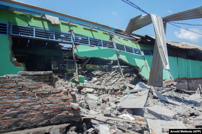 Bangunan ambruk terlihat di Desa Klatanlo, Kabupaten Flores Timur, Nusa Tenggara Timur, pada 4 November 2024, pascaerupsi Gunung Lewotobi Laki-Laki. (Foto: Arnold Welianto/AFP)