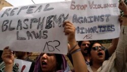 گروهی از معترضان به قانون توهین به مقدسات پاکستان که خواستار تغییر آن هستند