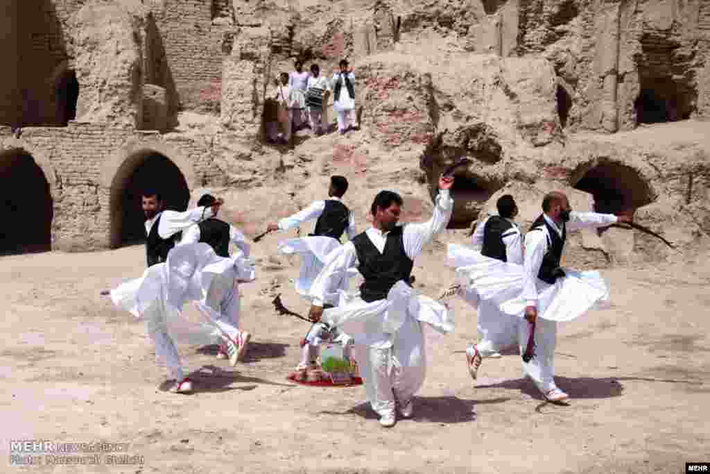 آئین رقص شمشیر سنتی سیستان در نوروز. عکس: منصوره قلیچی، مهر