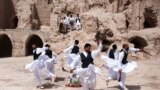 آئین رقص شمشیر سنتی سیستان در نوروز.<br />
عکس: منصوره قلیچی، مهر
