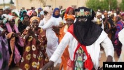 Mtuareg akicheza wakati wa kampeni ya urais Mali.
