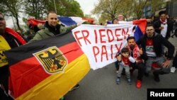 Des supporters se sont retrouvés devant le stade de Dortmund, en Allemagne, le 12 avril 2017.