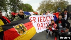 Des supporters se sont retrouvés devant le stade de Dortmund, en Allemagne, le 12 avril 2017.