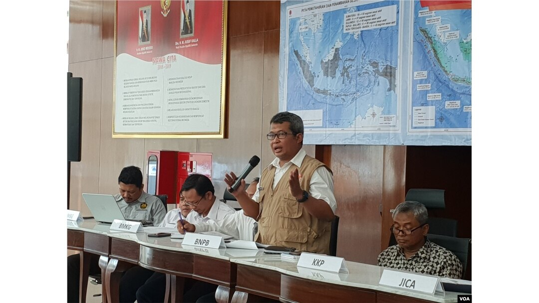 Pelaksana harian Kepala Pusat Data Informasi dan Humas BNPB, Agus Wibowo menjelaskan tentang musim kemarau yang terjadi tahun ini dalam jumpa pers di Jakarta, Rabu (31/7). (VOA/Fathiyah)
