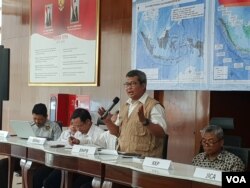 Pelaksana harian Kepala Pusat Data Informasi dan Humas BNPB, Agus Wibowo menjelaskan tentang musim kemarau yang terjadi tahun ini dalam jumpa pers di Jakarta, Rabu (31/7). (VOA/Fathiyah)