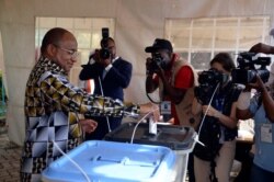 Presidential candidate for the ruling party CCM, Hussein Ali Mwinyi, casts his vote in Zanzibar Tanzania, Oct.28, 2020.