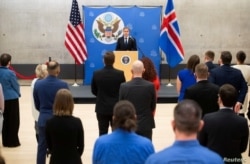 El secretario de Estado de EE. UU., Antony Blinken, habla con los empleados de la embajada de EE. UU. En Reykjavik, Islandia, el 18 de mayo de 2021.