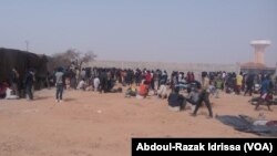 FILE - Migrants expelled from Algeria complain about conditions in a transit camp in Agadez, Niger, Dec. 9, 2016. (I. Abdoul-Razak/VOA)