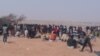 Les migrants expulsés d'Algérie se plaignent des conditions dans le camp de transit à Agadez, au Niger, le 9 décembre 2016. (VOA/Abdoul-Razak Idrissa)