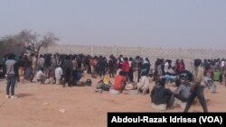Les migrants expulsés d'Algérie se plaignent des conditions dans le camp de transit à Agadez, au Niger, le 9 décembre 2016. (VOA/Abdoul-Razak Idrissa)