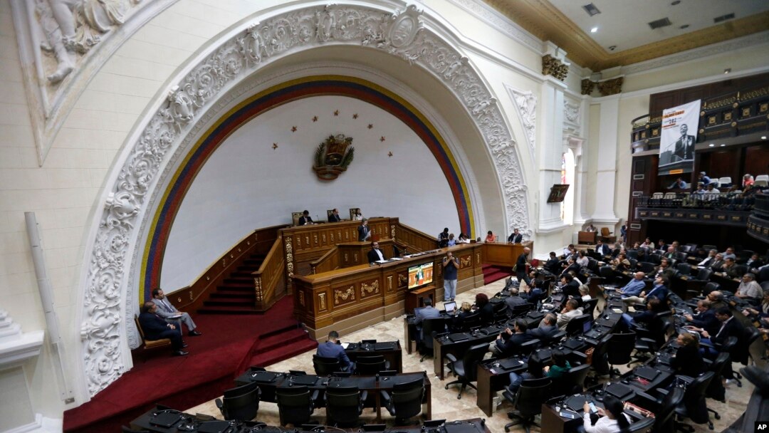 Anggota parlemen oposisi, Henry Ramos Allup berbicara dari podium pada sidang Majelis Nasional di Caracas, Venezuela, 7 Agustus 2017. (Foto: dok).