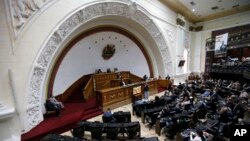 Anggota parlemen oposisi, Henry Ramos Allup berbicara dari podium pada sidang Majelis Nasional di Caracas, Venezuela, 7 Agustus 2017. (Foto: dok).