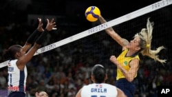 Thaisa Daher de Brasil remata la pelota durante el partido de cuartos de final contra República Dominicana en el voleibol femenino de los Juegos Olímpicos el martes 6 de agosto de 2024 en París, Francia.