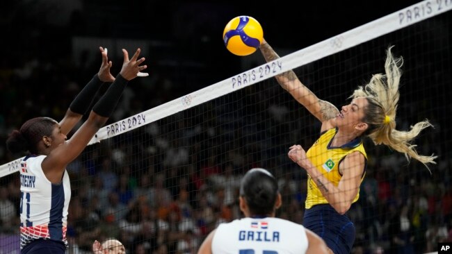 Thaisa Daher de Brasil remata la pelota durante el partido de cuartos de final contra República Dominicana en el voleibol femenino de los Juegos Olímpicos el martes 6 de agosto de 2024 en París, Francia.