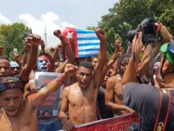 Mahasiswa Papua dari Jakarta, Tangerang dan Bogor menggelar unjuk rasa di depan istana presiden, Kamis, 22 Agustus 2019. (Foto: VOA/Fathiyah)