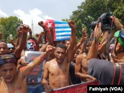 Mahasiswa Papua dari Jakarta, Tangerang dan Bogor menggelar unjuk rasa di depan istana presiden, Kamis, 22 Agustus 2019. (Foto: VOA/Fathiyah)