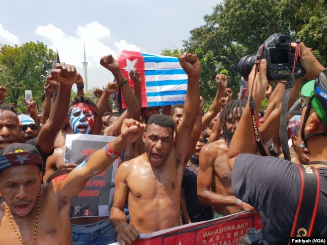 Mahasiswa Papua dari Jakarta, Tangerang dan Bogor menggelar unjuk rasa di depan istana presiden, Kamis, 22 Agustus 2019. (Foto: VOA/Fathiyah)