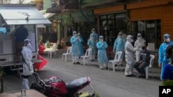 ထိုင်းနိုင်ငံ စမွတ်ဆာခွန်းခရိုင် ပုစွန်ဈေးမှာ ကိုဗစ်စစ်ဆေးဖို့ ပြင်ဆင်နေတဲ့ ကျန်းမာရေးဝန်ထမ်းများ။ (ဒီဇင်ဘာ ၂၀၊ ၂၀၂၀)