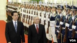 Presiden Tiongkok Hu Jintao (kiri) dan Sekjen Partai Komunis Vietnam Nguyen Phu Trong berjalan melintasi pasukan kehormatan di 'the Great Hall of People', Beijing (11/10).