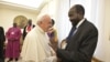 Le pape François salue Salva Kiir, le président du Soudan du Sud, à la fin d'une retraite de deux jours avec des leaders sud-soudanais au Vatican, le 11 avril 2019.