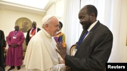 Le pape François salue Salva Kiir, le président du Soudan du Sud, à la fin d'une retraite de deux jours avec des leaders sud-soudanais au Vatican, le 11 avril 2019.