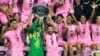 El delantero del Inter Miami, Lionel Messi, celebra con sus compañeros durante la entrega del Supporters' Shield de la MLS, el sábado 19 de octubre de 2024, en Fort Lauderdale, Florida. 