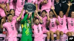 El delantero del Inter Miami, Lionel Messi, celebra con sus compañeros durante la entrega del Supporters' Shield de la MLS, el sábado 19 de octubre de 2024, en Fort Lauderdale, Florida. 