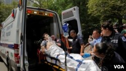 Un homme est placé dans une ambulance après avoir été blessé après une explosion dans Central Park, à Manhattan, New York, États-Unis, 3 juillet 2016. REUTERS / Andrew Kelly 